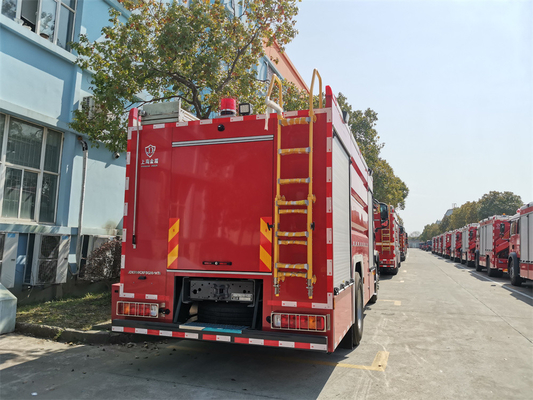 8000L Foam Fire Truck Dengan 4600mm Wheel Base Dan 55m Range Menembak