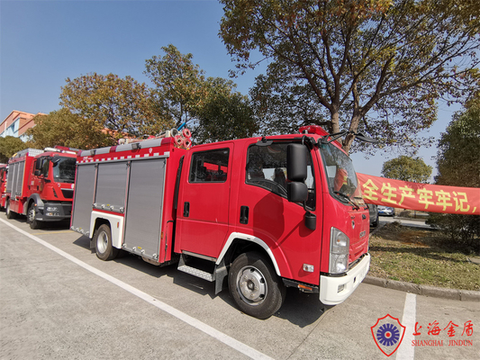 Isuzu Chassis 4x2 Drive Mesin pemadam kebakaran komersial yang dilengkapi dengan aliran pompa 30 L/s